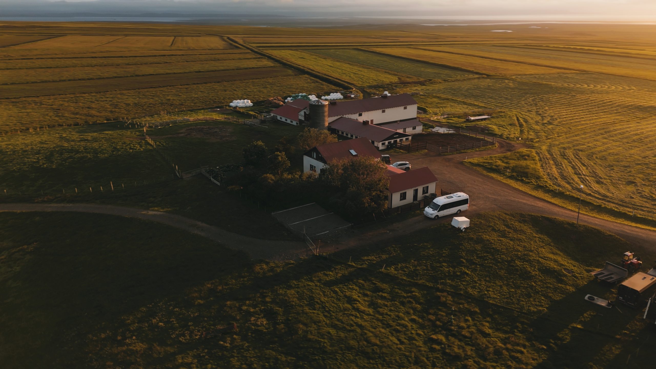 Luftaufnahme des Hofs für Reittouren im Nordwesten Islands bei Nordwind Reitreise