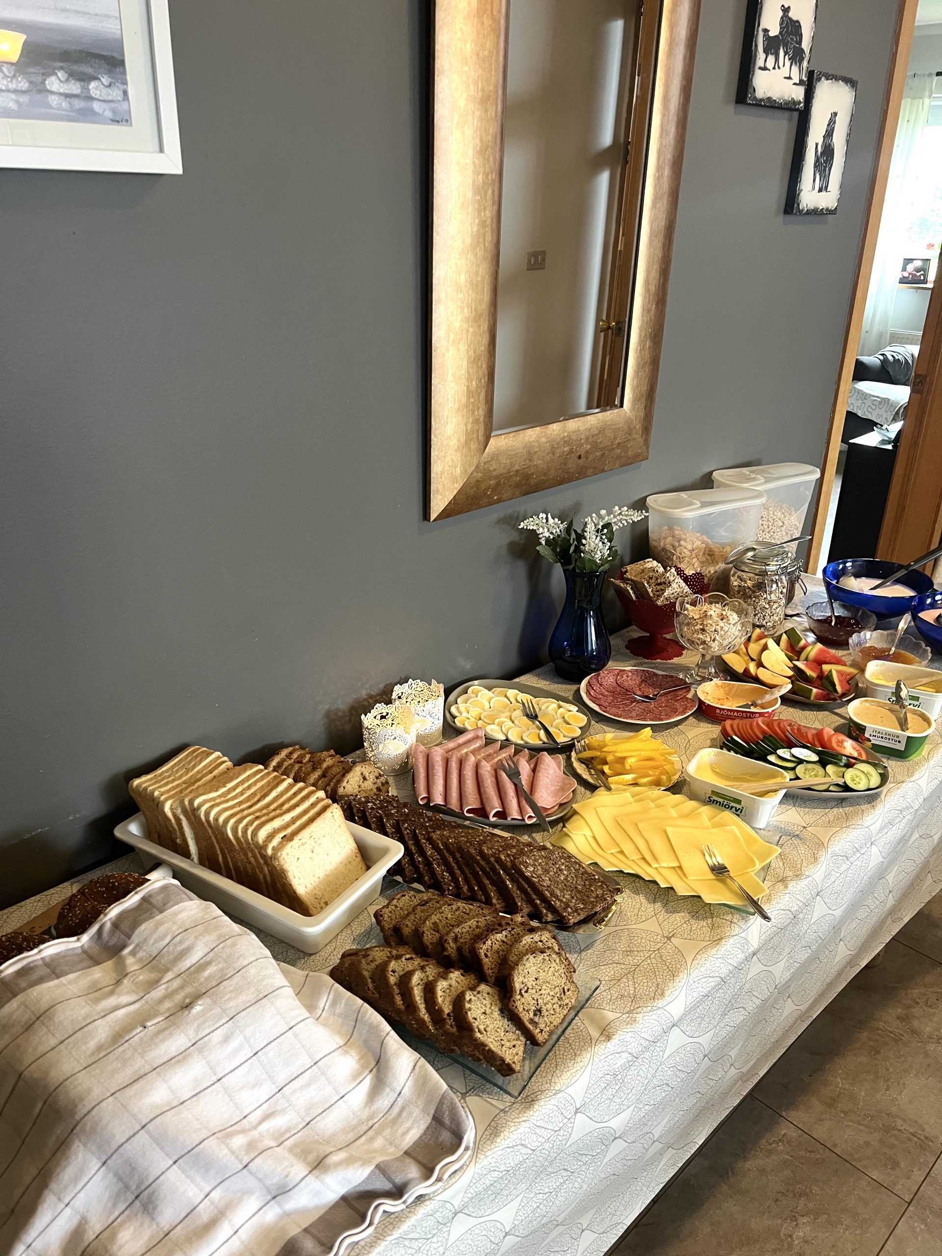 Islandtypisches Frühstücksbuffet für Reitgäste auf dem Hof von Nordwind Reitreise