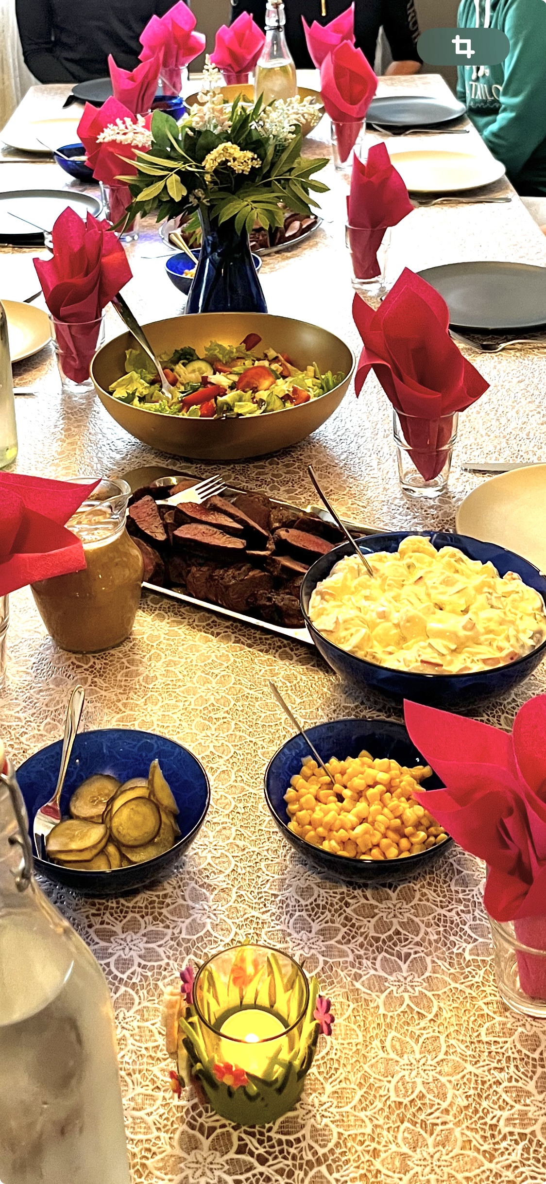 Vielfältiges Abendessen mit isländischen Spezialitäten für Teilnehmer der Reittouren